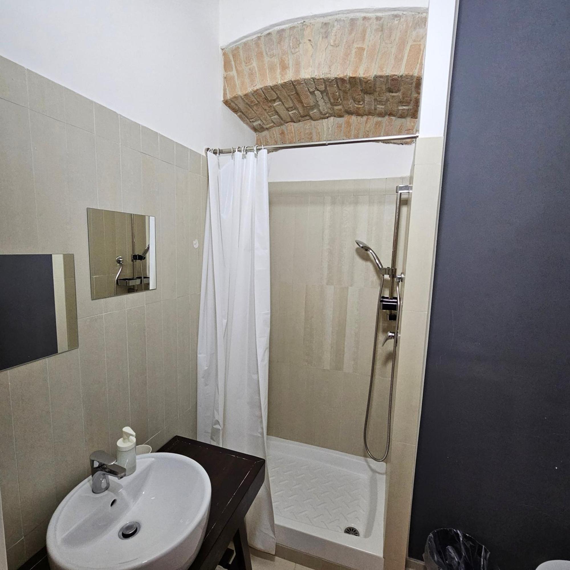 Room & Parking In Centro Citta Con Parcheggio Privato E Wifi Potenza Exterior foto