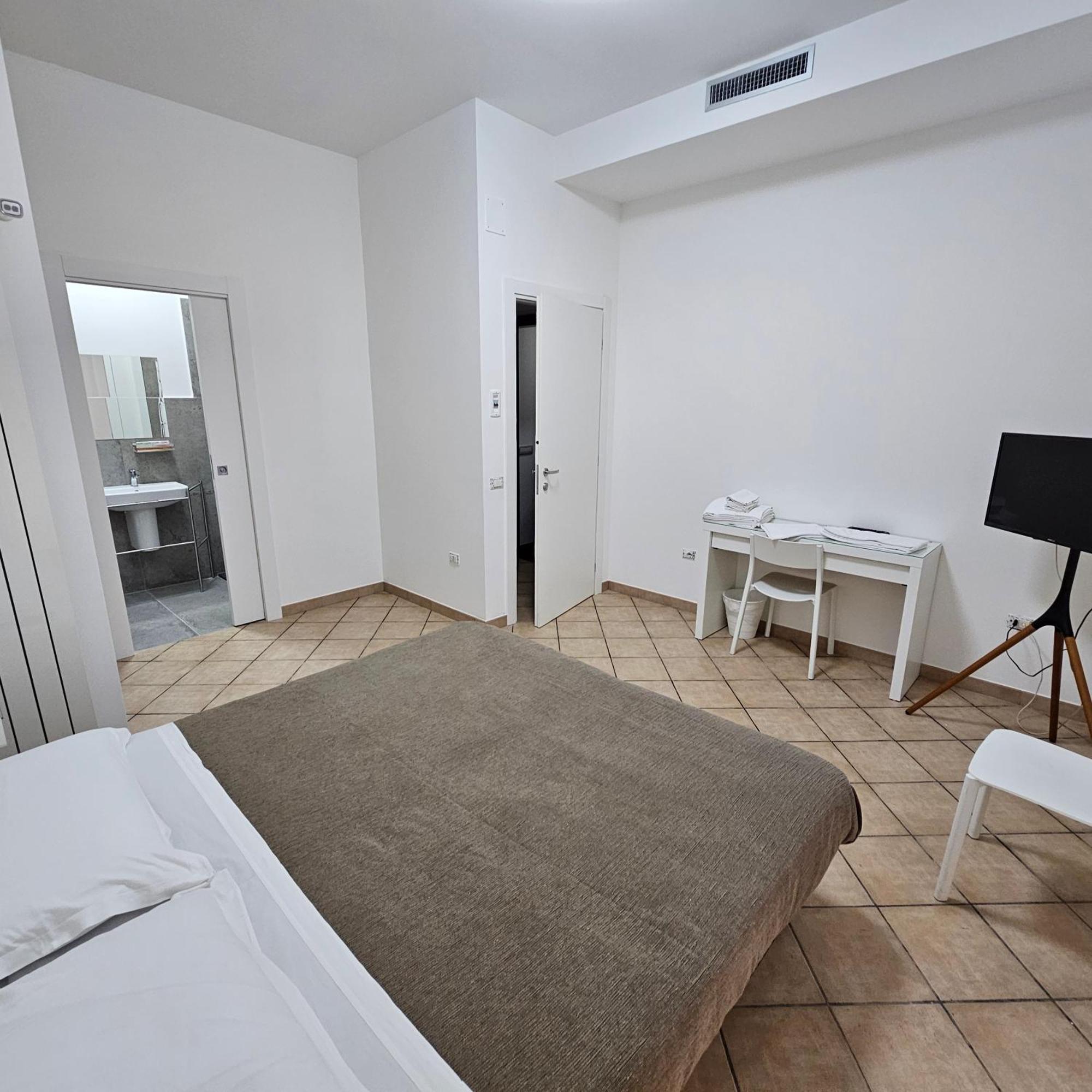 Room & Parking In Centro Citta Con Parcheggio Privato E Wifi Potenza Exterior foto