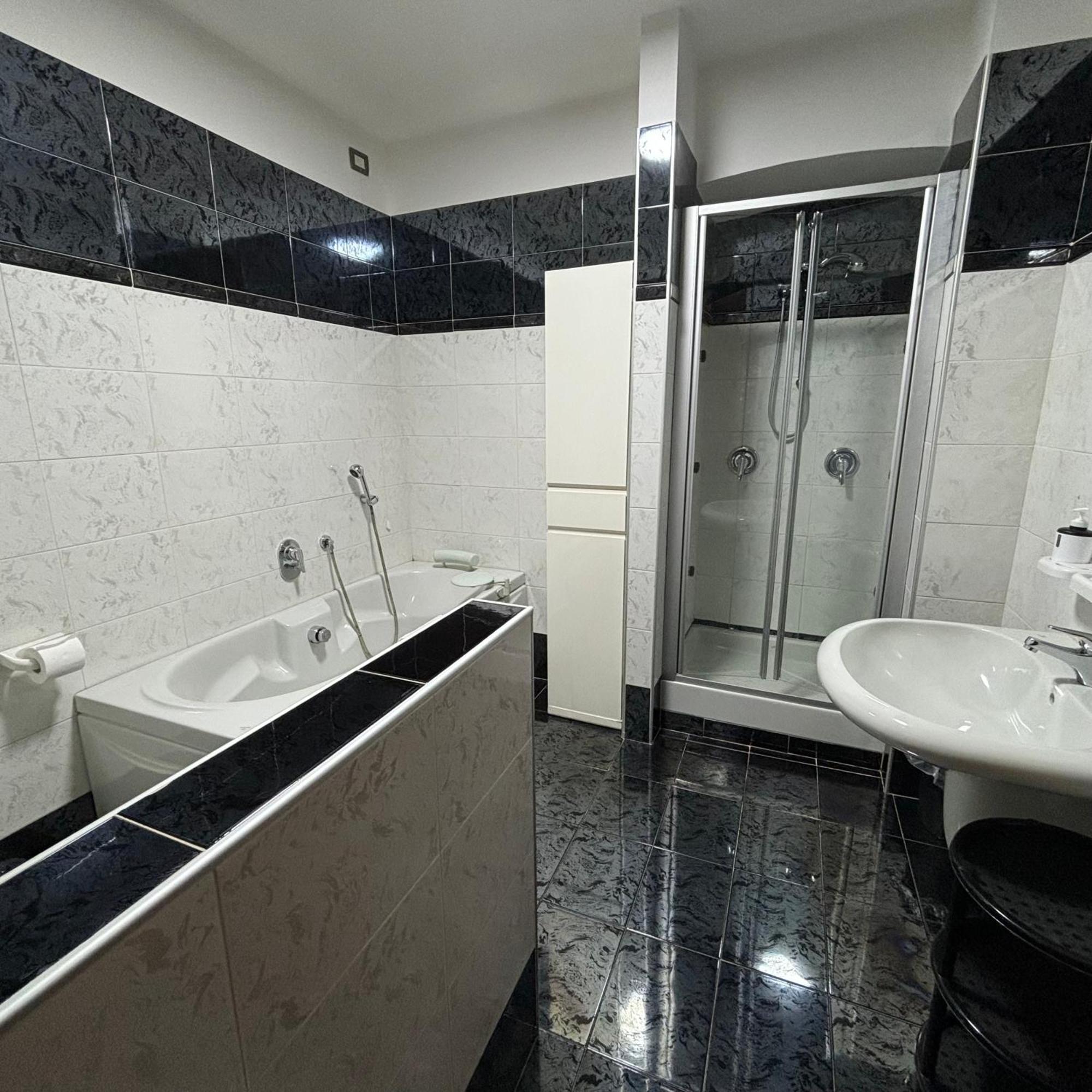 Room & Parking In Centro Citta Con Parcheggio Privato E Wifi Potenza Exterior foto